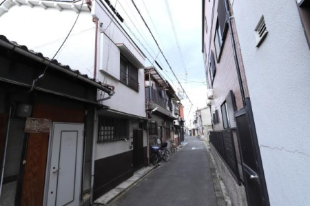 ���{���s����搶�쓌2���ڂ̒��È�ˌ��Ă̑O�ʓ��H�܂ތ��n�ʐ^