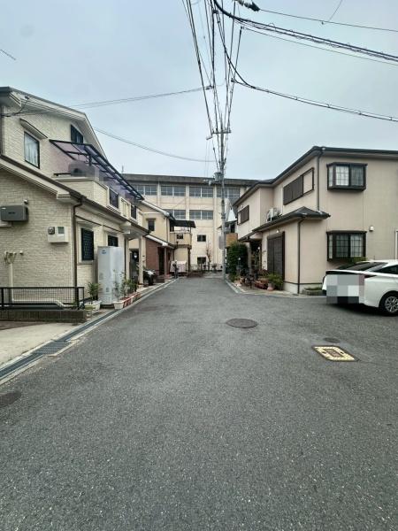 ���{�Q����s�_��5���ڂ̒��È�ˌ��Ă̑O�ʓ��H�܂ތ��n�ʐ^