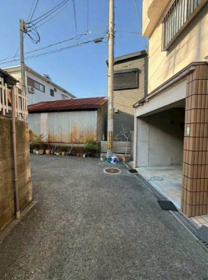 ���{�����s������2���ڂ̒��È�ˌ��Ă̑O�ʓ��H�܂ތ��n�ʐ^