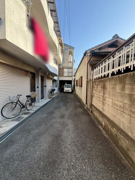 ���{�����s������2���ڂ̒��È�ˌ��Ă̑O�ʓ��H�܂ތ��n�ʐ^