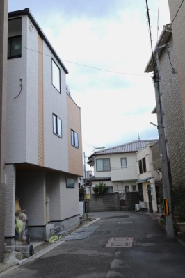 ���{���s����敽��㒬2���ڂ̐V�z��ˌ��Ă̑O�ʓ��H�܂ތ��n�ʐ^