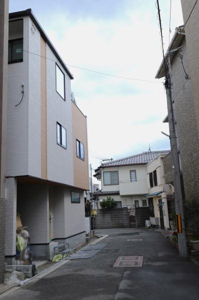 ���{���s����敽��㒬2���ڂ̐V�z��ˌ��Ă̑O�ʓ��H�܂ތ��n�ʐ^