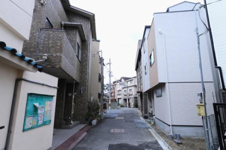 ���{���s����敽��㒬2���ڂ̐V�z��ˌ��Ă̑O�ʓ��H�܂ތ��n�ʐ^