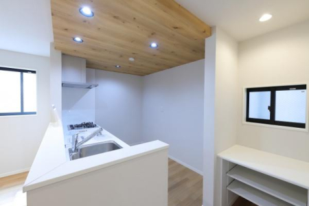 ���{���s����敽��㒬2���ڂ̐V�z��ˌ��ẴL�b�`��