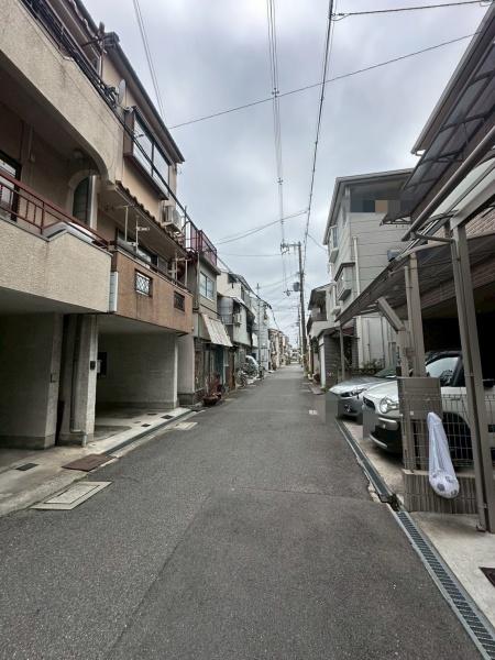 ���{��^�s�M�c���̒��È�ˌ��Ă̑O�ʓ��H�܂ތ��n�ʐ^