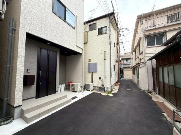 ���{���s�����ߋ�4���ڂ̐V�z��ˌ��Ă̑O�ʓ��H�܂ތ��n�ʐ^