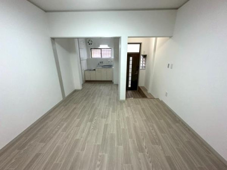 ���{���s���Z�g�擒��4���ڂ̒��Ãe���X�n�E�X�̃��r���O