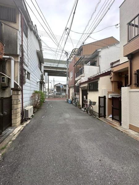 ���{���s���Z�g�擒��4���ڂ̒��Ãe���X�n�E�X�̑O�ʓ��H�܂ތ��n�ʐ^