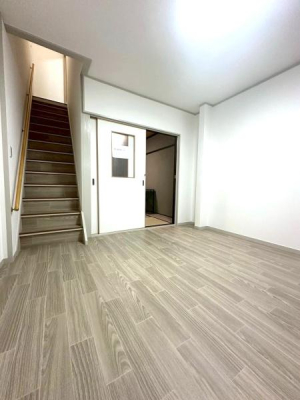 ���{���s���Z�g�擒��4���ڂ̒��Ãe���X�n�E�X�̃��r���O