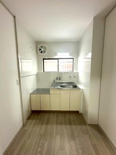 ���{���s���Z�g�擒��4���ڂ̒��Ãe���X�n�E�X�̃L�b�`��