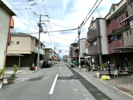 ���{���s�����F��4���ڂ̒��È�ˌ��Ă̑O�ʓ��H�܂ތ��n�ʐ^