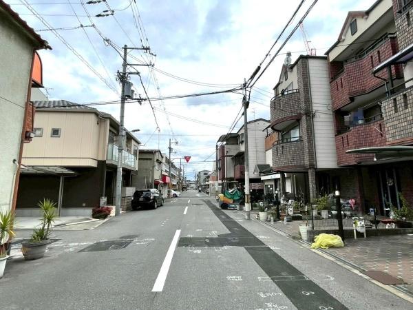 ���{���s�����F��4���ڂ̒��È�ˌ��Ă̑O�ʓ��H�܂ތ��n�ʐ^