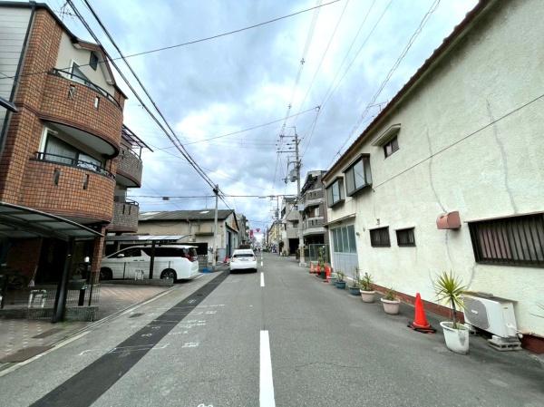 ���{���s�����F��4���ڂ̒��È�ˌ��Ă̑O�ʓ��H�܂ތ��n�ʐ^