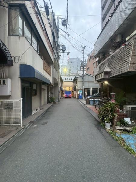 ���{���s��������{��2���ڂ̓y�n�̑O�ʓ��H�܂ތ��n�ʐ^