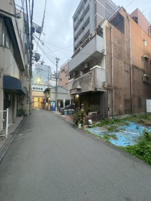 ���{���s��������{��2���ڂ̓y�n�̑O�ʓ��H�܂ތ��n�ʐ^