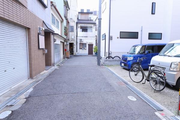 ���{���s����搶�쐼4���ڂ̓y�n�̑O�ʓ��H�܂ތ��n�ʐ^