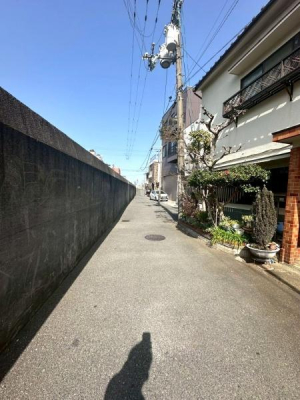 ���{���s����撆�쓌2���ڂ̒��È�ˌ��Ă̑O�ʓ��H�܂ތ��n�ʐ^