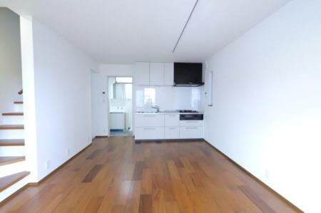 ���{���s����撷�g�Z��4���ڂ̒��È�ˌ��Ẵ��r���O