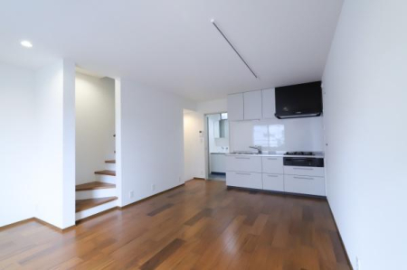 ���{���s����撷�g�Z��4���ڂ̒��È�ˌ��Ẵ��r���O