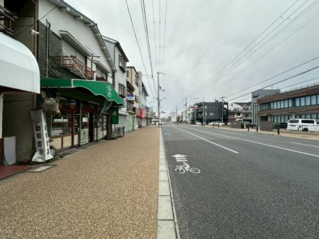 ���{����s������3���ڂ̒��È�ˌ��Ă̑O�ʓ��H�܂ތ��n�ʐ^