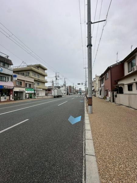 ���{����s������3���ڂ̒��È�ˌ��Ă̑O�ʓ��H�܂ތ��n�ʐ^