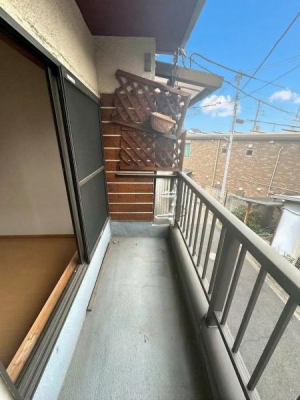 ���{��s����l���ΒÒ���4���̒��Ãe���X�n�E�X�̃o���R�j�[