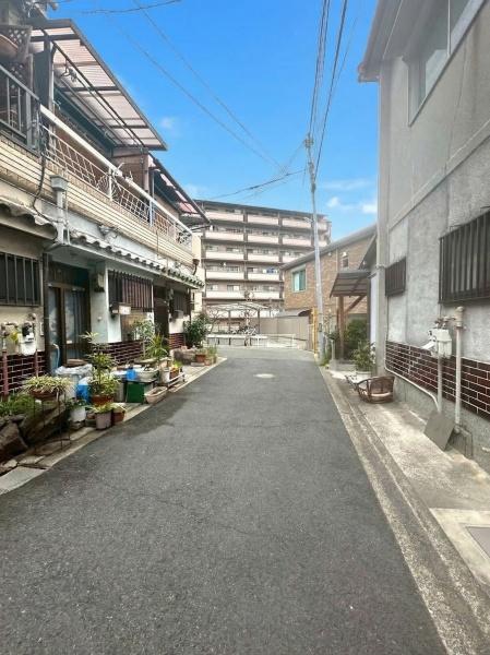 ���{��s����l���ΒÒ���4���̒��Ãe���X�n�E�X�̑O�ʓ��H�܂ތ��n�ʐ^