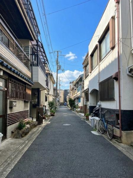 ���{��s����l���ΒÒ���4���̒��Ãe���X�n�E�X�̑O�ʓ��H�܂ތ��n�ʐ^