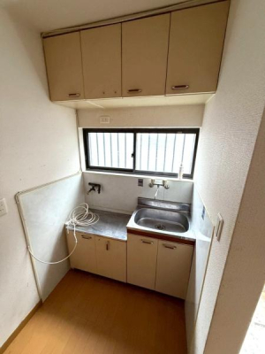 ���{��s����l���ΒÒ���4���̒��Ãe���X�n�E�X�̃L�b�`��