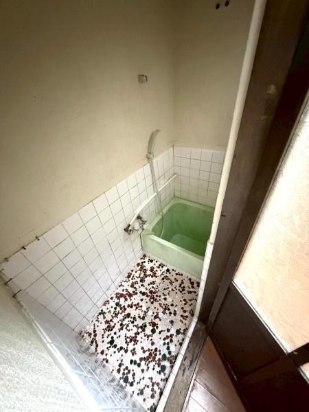 ���{��s����l���ΒÒ���4���̒��Ãe���X�n�E�X�̗���