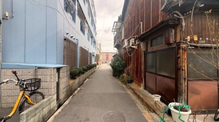 ���{���s����撆��6���ڂ̓y�n�̑O�ʓ��H�܂ތ��n�ʐ^