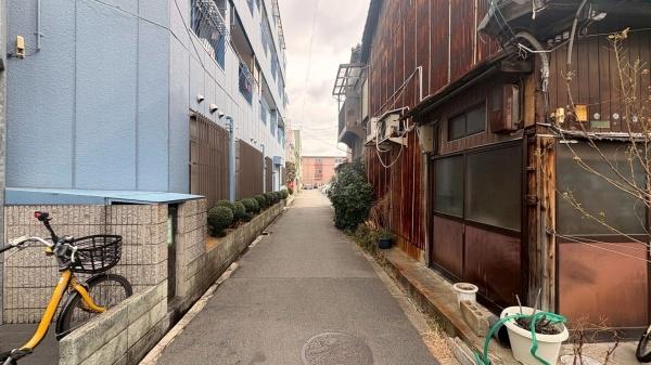 ���{���s����撆��6���ڂ̓y�n�̑O�ʓ��H�܂ތ��n�ʐ^