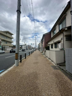 ���{����s������3���ڂ̒��È�ˌ��Ă̑O�ʓ��H�܂ތ��n�ʐ^