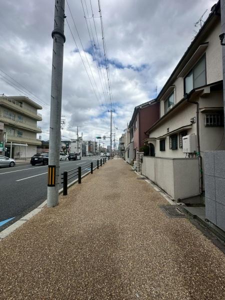 ���{����s������3���ڂ̒��È�ˌ��Ă̑O�ʓ��H�܂ތ��n�ʐ^