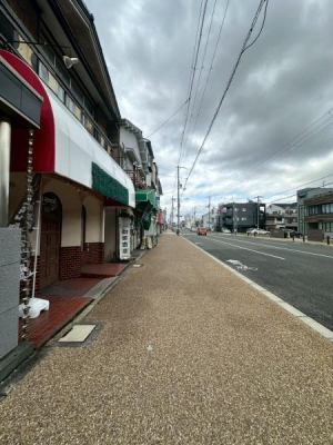 ���{����s������3���ڂ̒��È�ˌ��Ă̑O�ʓ��H�܂ތ��n�ʐ^