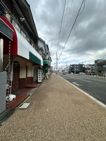 ���{����s������3���ڂ̒��È�ˌ��Ă̑O�ʓ��H�܂ތ��n�ʐ^