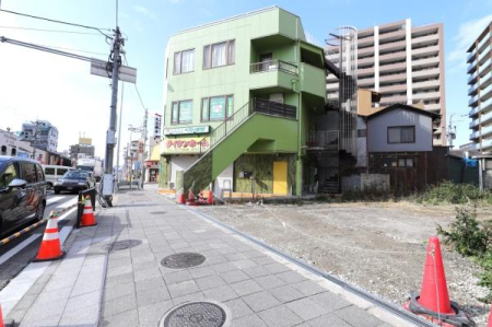 ���{���s����敽��{��1���ڂ̓y�n�̑O�ʓ��H�܂ތ��n�ʐ^