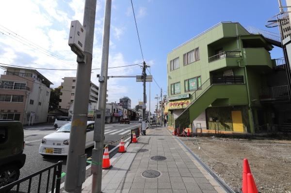 ���{���s����敽��{��1���ڂ̓y�n�̑O�ʓ��H�܂ތ��n�ʐ^