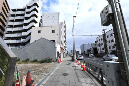 ���{���s����敽��{��1���ڂ̓y�n�̑O�ʓ��H�܂ތ��n�ʐ^