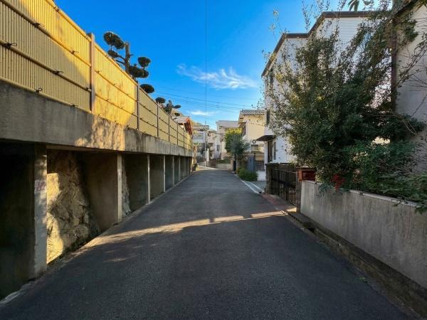 ���{�����s���L�Y���̒��È�ˌ��Ă̑O�ʓ��H�܂ތ��n�ʐ^