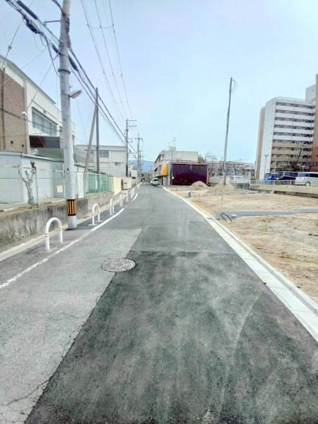 ���{�����s�ʋ�����3���ڂ̐V�z��ˌ��Ă̑O�ʓ��H�܂ތ��n�ʐ^