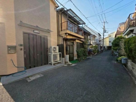 ���{����s���c��4���ڂ̒��È�ˌ��Ă̑O�ʓ��H�܂ތ��n�ʐ^