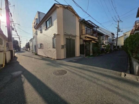 ���{����s���c��4���ڂ̒��È�ˌ��Ă̑O�ʓ��H�܂ތ��n�ʐ^