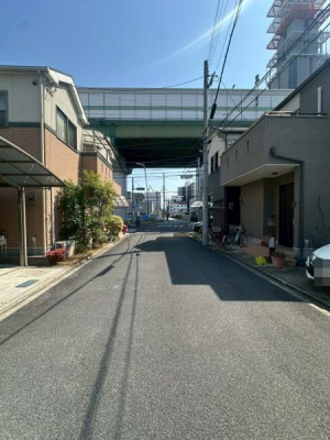 ���{����s�Β��̒��È�ˌ��Ă̑O�ʓ��H�܂ތ��n�ʐ^