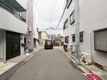 ���{�����s��c�{��2���ڂ̒��È�ˌ��Ă̑O�ʓ��H�܂ތ��n�ʐ^