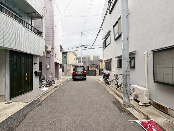 ���{�����s��c�{��2���ڂ̒��È�ˌ��Ă̑O�ʓ��H�܂ތ��n�ʐ^