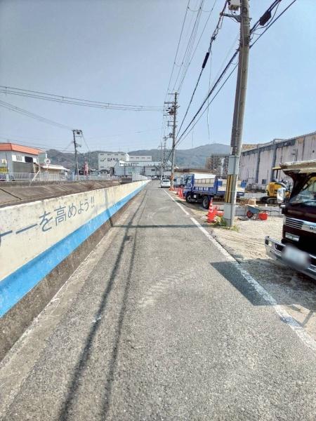 ���{�����s����2���ڂ̐V�z��ˌ��Ă̑O�ʓ��H�܂ތ��n�ʐ^