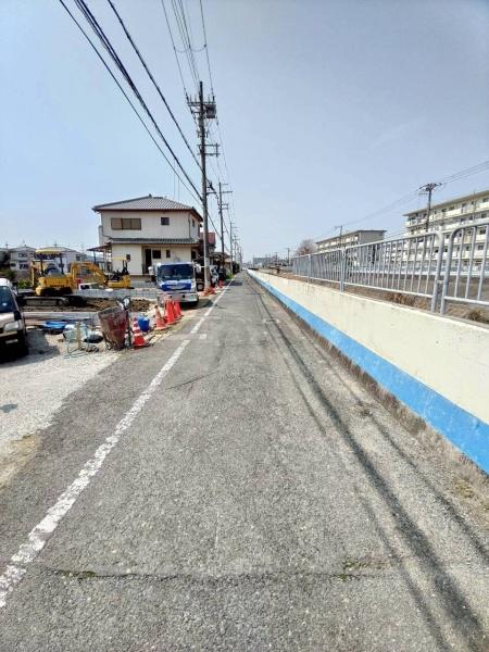 ���{�����s����2���ڂ̐V�z��ˌ��Ă̑O�ʓ��H�܂ތ��n�ʐ^