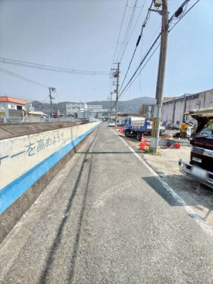 ���{�����s����2���ڂ̐V�z��ˌ��Ă̑O�ʓ��H�܂ތ��n�ʐ^