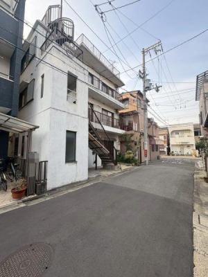 ���{����s��v�ے�1���ڂ̒��È�ˌ��Ă̑O�ʓ��H�܂ތ��n�ʐ^